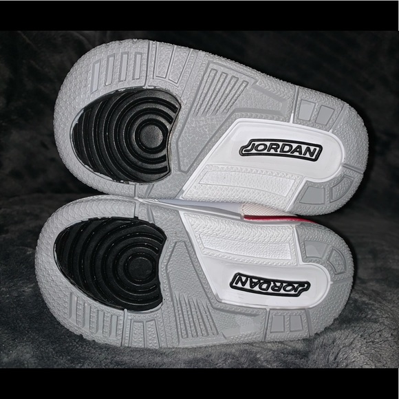 Kids red Jordan shoes - Picture 4 of 4